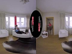 Majhna polsestra z majhnimi joški liže in seksa v VR