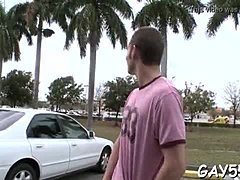 HD-Video von einem atemberaubenden schwulen Mann, dessen Kleidung zerrissen wird