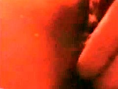 Amateur-Video, in dem ein Mädchen einen großen Schwanz saugt und fickt
