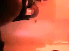 Un penis mare negru primește o masturbare umedă și sălbatică într-un videoclip din SE DC