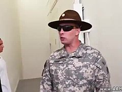 A katonai melegek a zuhany alatt fedezik fel szexualitásukat