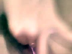 Vzburjena transseksualka uživa v vročem klepetanju pred kamero