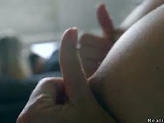 Zralá matka s velkými prsy se připojí k mladému páru na hardcore akci