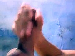 Un hombre gay excitado hace una mamada en un video casero