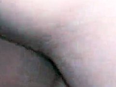 Une femme amateur avec un vagin poilu est violemment baisée