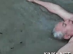 Груби секс видеоклипове, показващи доминираща любовница, която бие и язди робчето си
