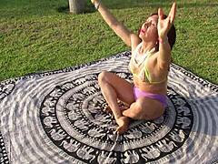 MILF-Göttin zeigt ihren geformten Körper im Yoga-Kurs