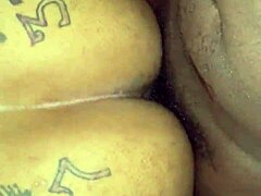 MILF con tetas enormes es follada duro por un joven semental