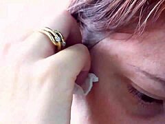 Nicoletta provar på örhängen och blir fingrad i denna heta MILF-video