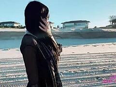 Dos mujeres maduras perforan a una adolescente en la playa