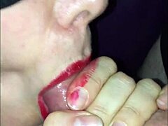 MILF og amatør kone bliver kneppet og kneppet i denne BDSM-video