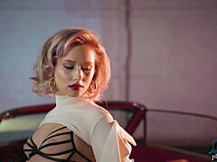 Blond MILF Polina viser sin store runde røv i en striptease for Playboy i en cabriolet