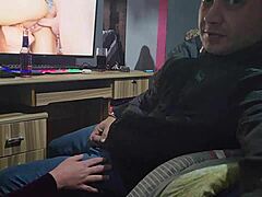 Süße und sexy MILF saugt meinen Schwanz