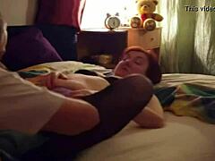 Η ώριμη γυναίκα γαμιέται στο κρεβάτι από τον νεότερο άνδρα