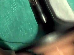 Una MILF rasata viene scopata nella figa da una macchina