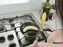 La MILF de grandes tetas consigue arreglar su orgasmo y sexo oral