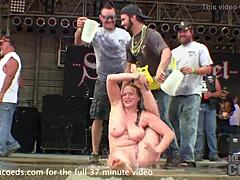 Motociclistas tetonas se desnudan en público para un concurso de camisas mojadas