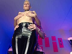 Ladyboy vestida de látex experimenta BDSM e goza