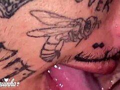 Hot MILF gir en blowjob og tar den i fitta si