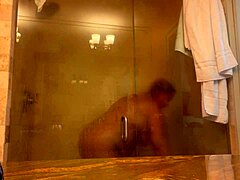 Госпожа Дени наслаждается горячим душем на PCB