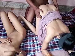 Hintli üvey anne ve üveY kızı, Hintçe'de horoz yalama ve cunnilingusla eğleniyorlar