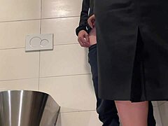大きなお尻の熟女が手コキをして、公衆トイレであなたを射精させます。