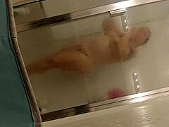Zralá maminka si užívá horkou sprchu se svým milencem