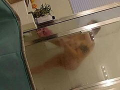 Moden mamma nyter en varm dusj med kjæresten sin