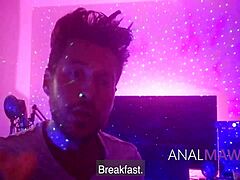 MILF se připravuje na anální sex v podprahovém videu