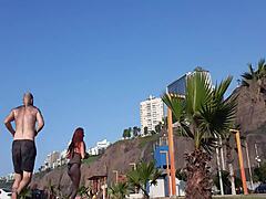 MILF boginja in cuckold uživata v vročem srečanju na plaži