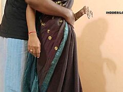 El coño de una milfa india es penetrado fuertemente por su marido