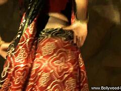 Madura se quita la lencería en este vídeo de Bollywood