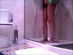 Kypsät naiset kylpyhuoneessa: Kotitekoinen video