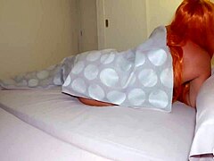 Mačeha in pastorek v hotelski sobi se ukvarjata z analnim seksom in izmenjavo sperme