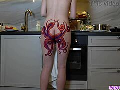 Mogen mamma med en bläckfisk tatuering på rumpan lagar middag och ignorerar dig