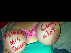 MRSQUEENCUMSALOT - Vídeo caseiro com peitos grandes e sexo hardcore