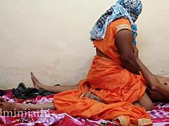 O mătușă tamila experimentează o rundă de sex într-o cameră de pensiune