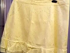 Crossdresser matang mencuba skirt baru dalam video HD