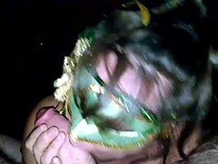 Une femme mature au masque vert fait une fellation et baise une grosse bite