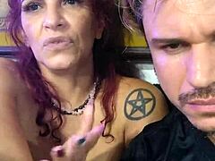 MILF Melissa și tipul tatuat într-o casetă sexuală fierbinte