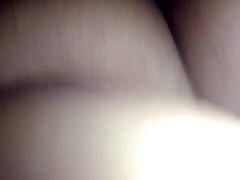 Zrela mamica se jebe in napolni s spermo v tem vročem videu