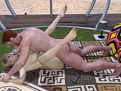 O roșcată cu penis mare primește o muie de la o mamă blondă sexy în acest videoclip fierbinte
