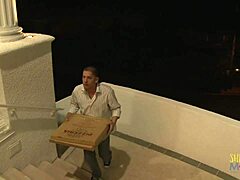 Bionda matura riceve un pompino e cavalca un cazzo per la pizza