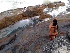 Seorang wanita Afrika dewasa dengan payudara alami dientot di depan pantai