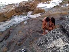 Une femme africaine mature aux seins naturels se fait baiser devant la plage