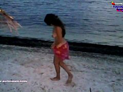 Amateur mama krijgt een grote kont blowjob op het strand