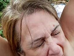 Зрела мама се осрамоти у БДСМ видеу