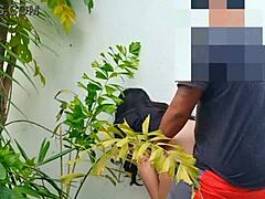 Amatőr érett nő szemtelenkedik barátnője barátjával a hátsó udvarban - Filippínó botrány