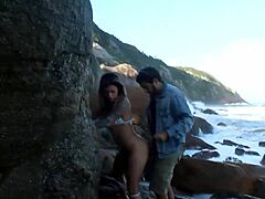 Зряла жена се наслаждава на публичен секс на плажа