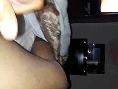 Ebony Mami gibt einem großen schwarzen Schwanz einen Blowjob